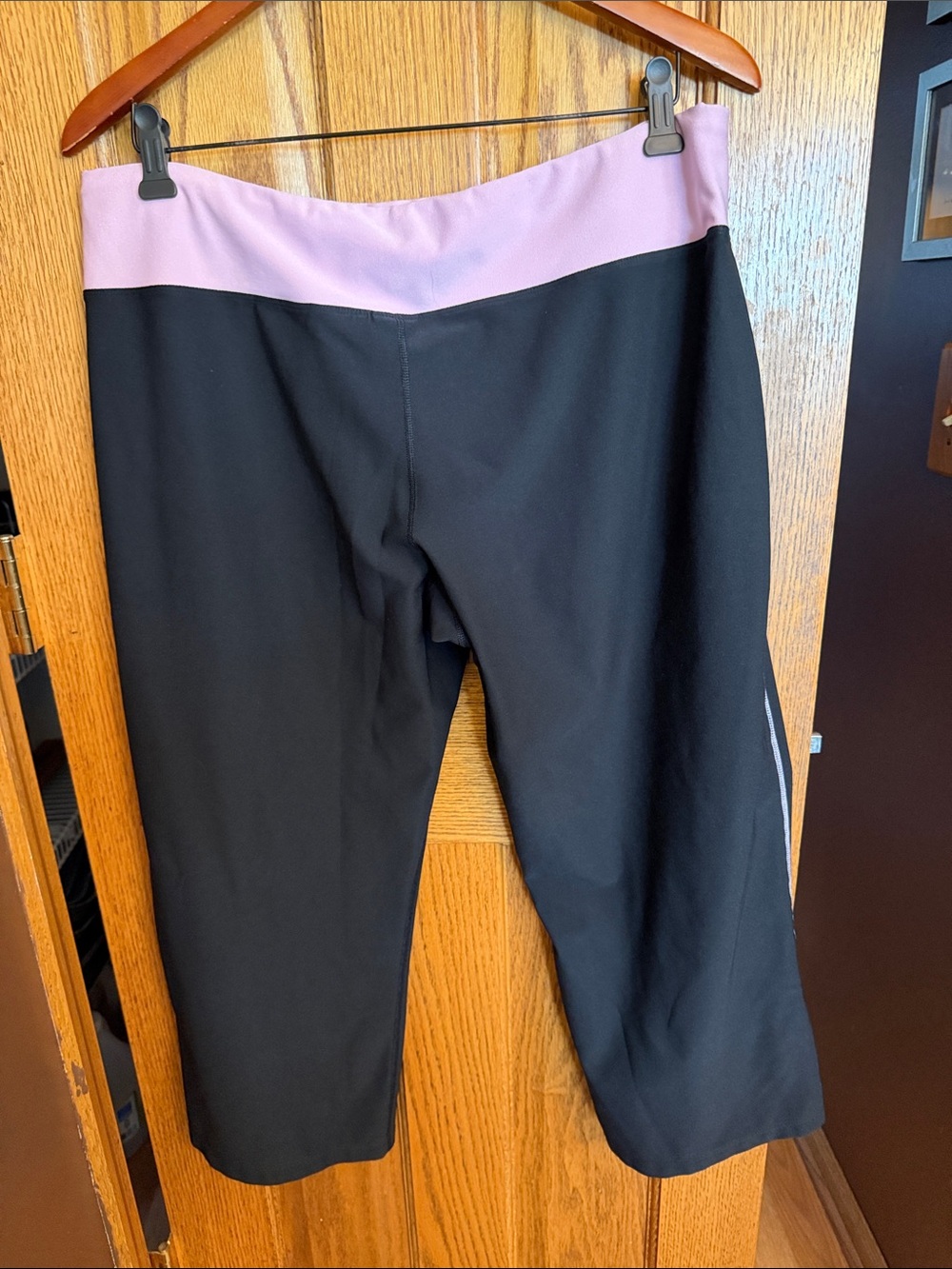 Nike XL Black Capri Leggings with Lavender Waistband - Picture 3 of 3